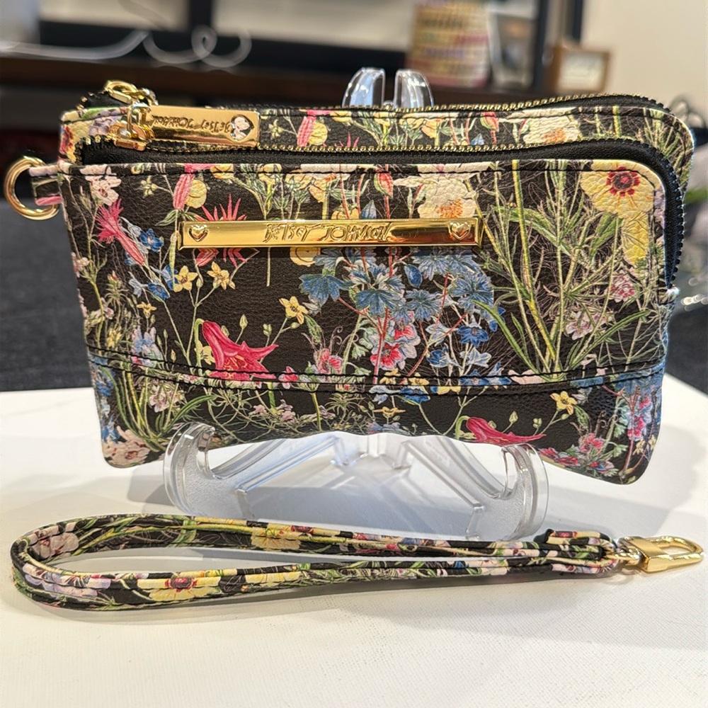 Betsey Johnson Floral Talli 2 Compartment Zippered Wristlet (NWOT)